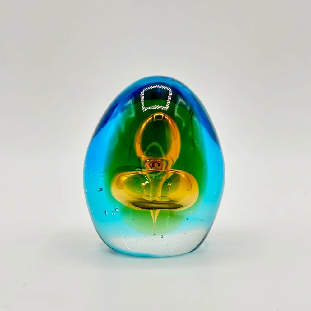 This is a vintage Murano-style egg-shaped art glass paperweight. - Picture 3 of 5